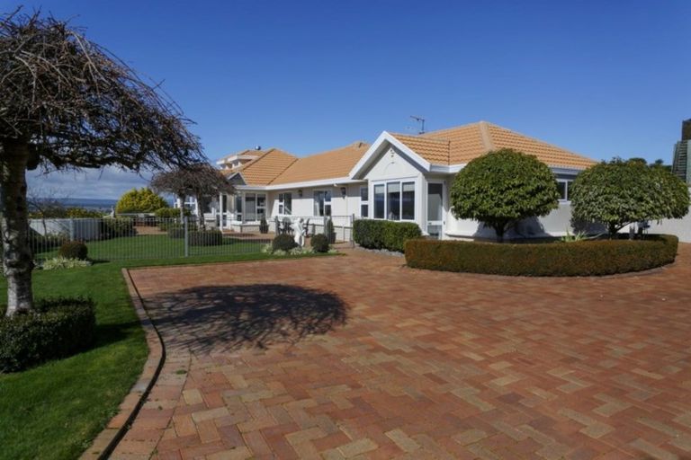 Photo of property in 2 Krissell Place, Acacia Bay, Taupo, 3330