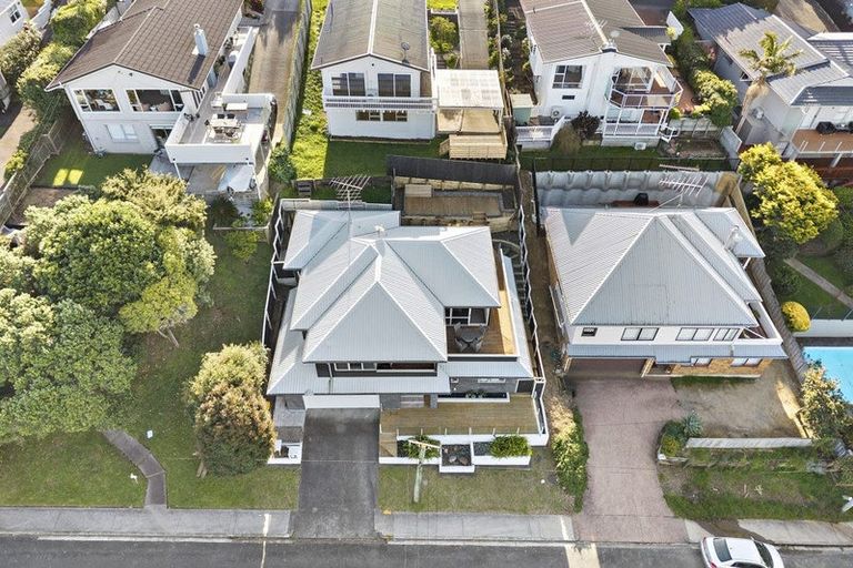 Photo of property in 2/9 Colmar Road, Mellons Bay, Auckland, 2014
