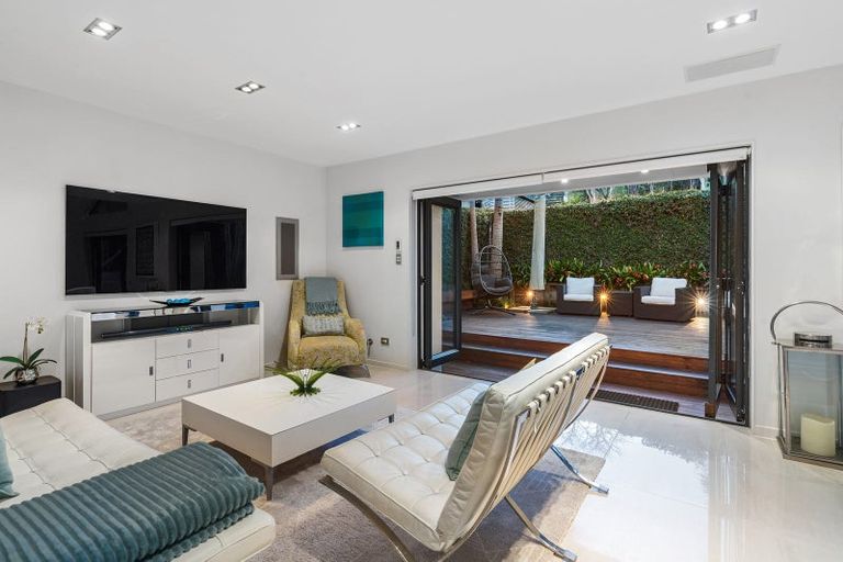 Photo of property in 1/8 The Esplanade, Campbells Bay, Auckland, 0630