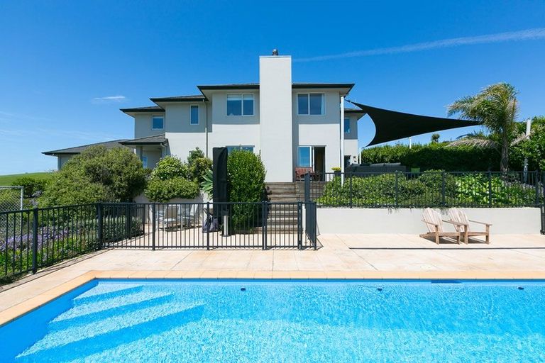 Photo of property in 17 Links Drive, Waiwhakaiho, New Plymouth, 4312