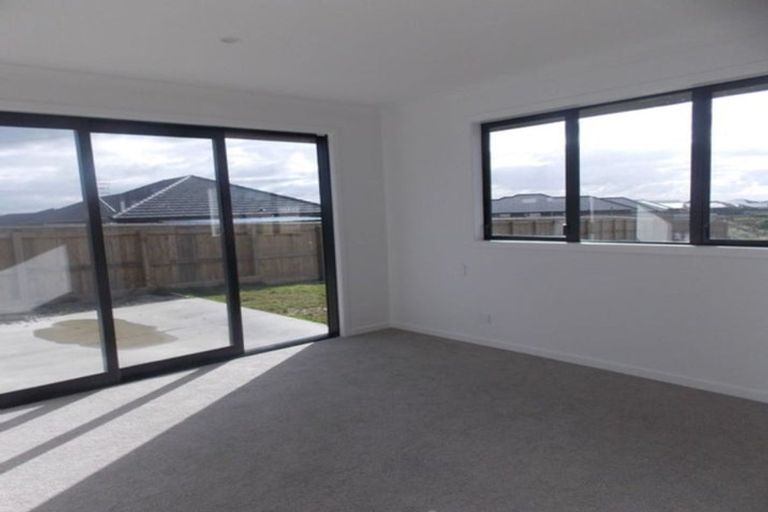 Photo of property in 18 Sardinia Grove, Fitzherbert, Palmerston North, 4410