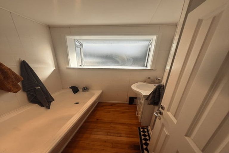 Photo of property in 2b Sutherland Avenue, Silverstream, Upper Hutt, 5019