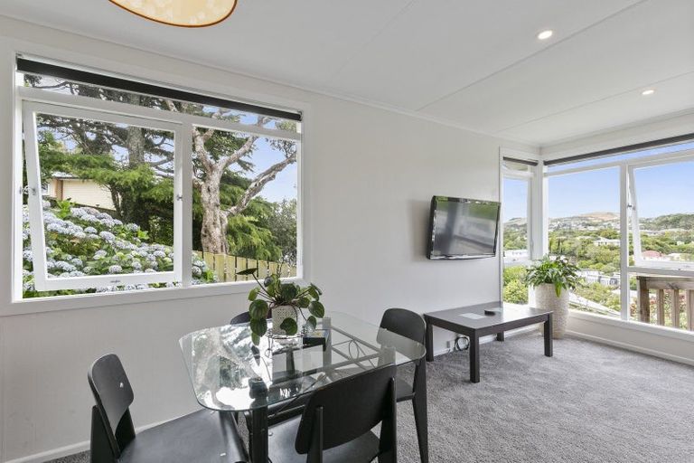 Photo of property in 127 Ruskin Road, Newlands, Wellington, 6037