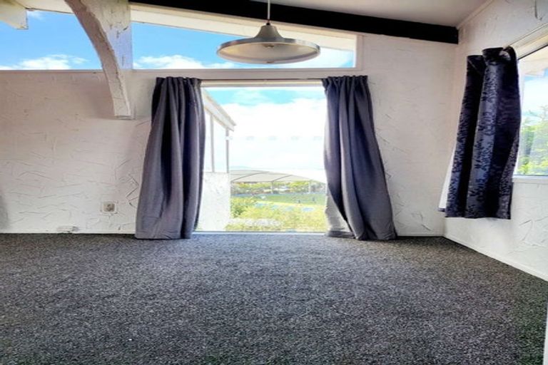 Photo of property in 779 East Coast Road, Northcross, Auckland, 0630