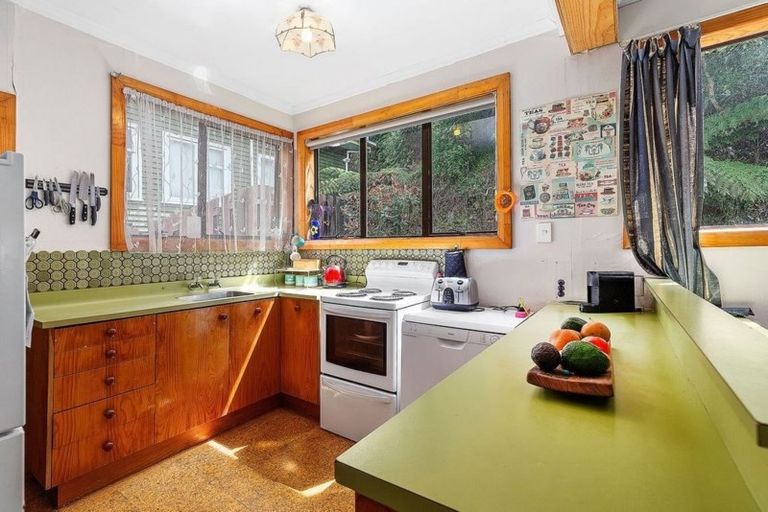 Photo of property in 42 Lincoln Avenue, Tawa, Wellington, 5028