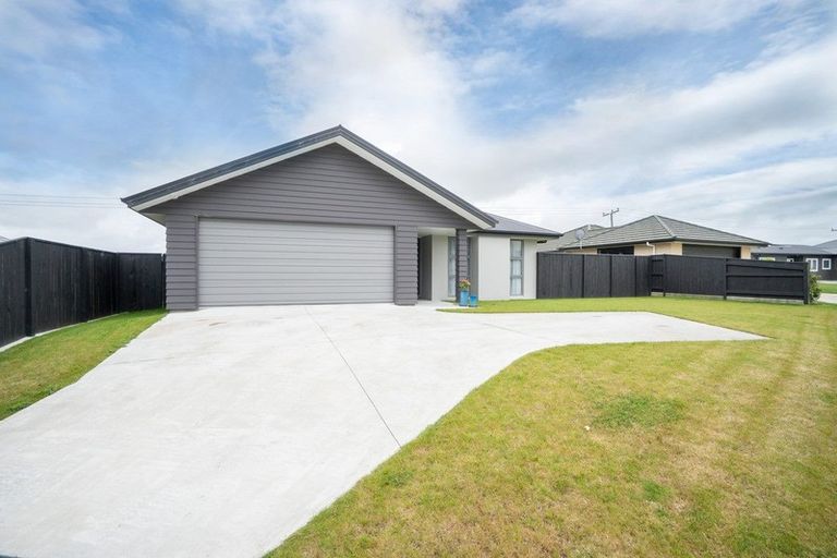 Photo of property in 22 Monaco Grove, Fitzherbert, Palmerston North, 4410
