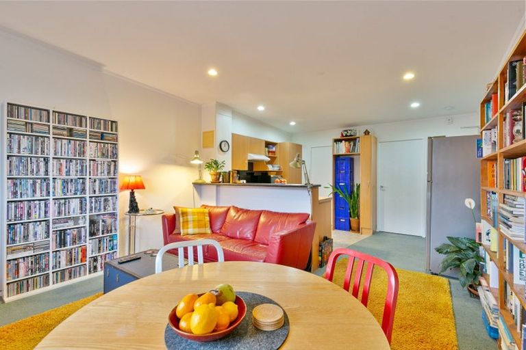 Photo of property in 4/3 Kelvin Grove, Te Aro, Wellington, 6011