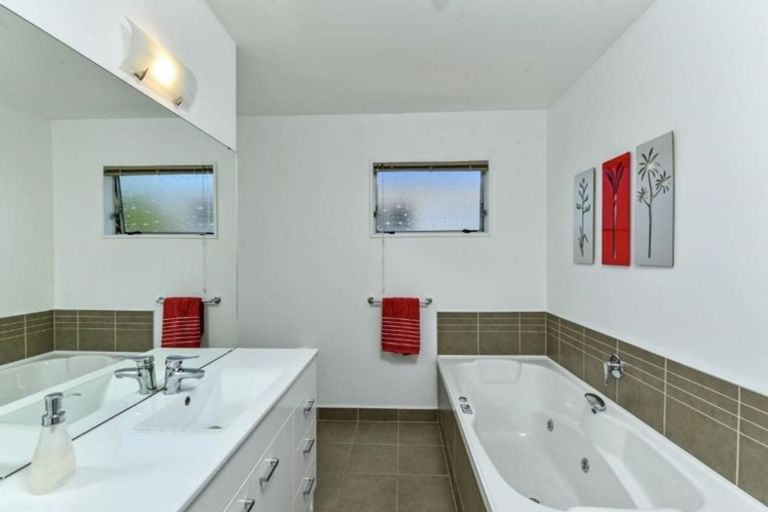 Photo of property in 1/305 East Coast Road, Mairangi Bay, Auckland, 0630