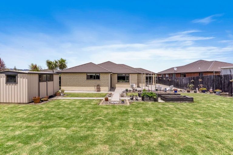 Photo of property in 10 Drumkeen Place, Rosehill, Papakura, 2113