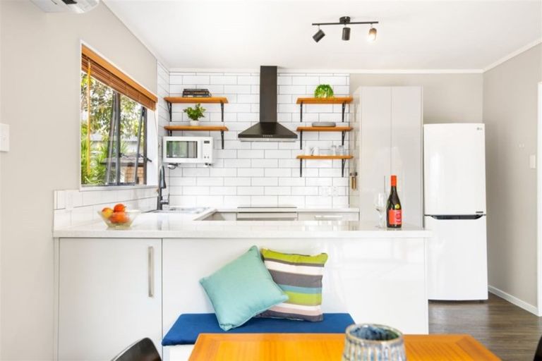 Photo of property in 2/123 Millbrook Road, Sunnyvale, Auckland, 0612