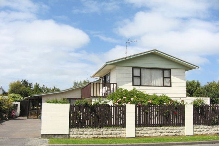 Photo of property in 1 Ward Place, Rangiora, 7400