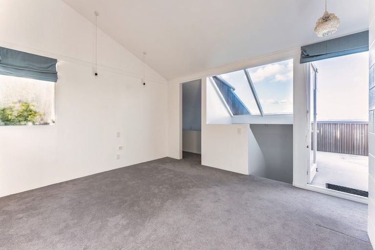 Photo of property in 28 Chelverton Terrace, Red Beach, 0932