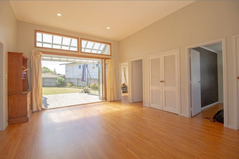 Photo of property in 11 Ramwall Place, Weymouth, Auckland, 2103