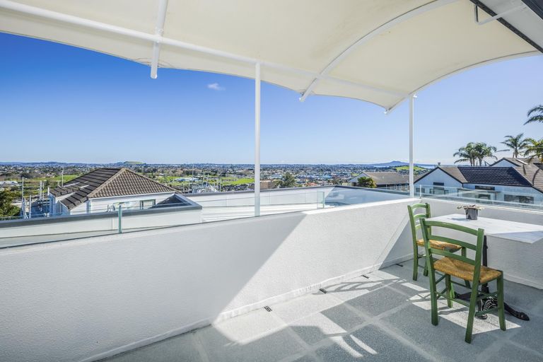 Photo of property in 22 Mccahill Views, Botany Downs, Auckland, 2010