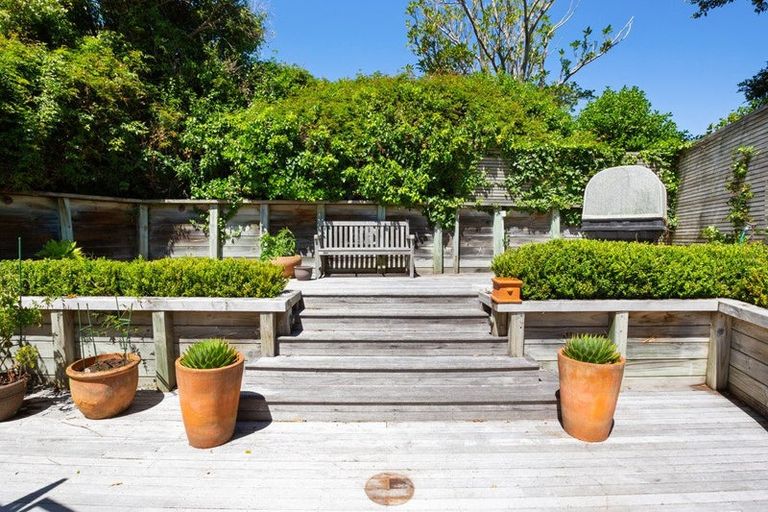 Photo of property in 22 Tio Tio Road, Miramar, Wellington, 6022