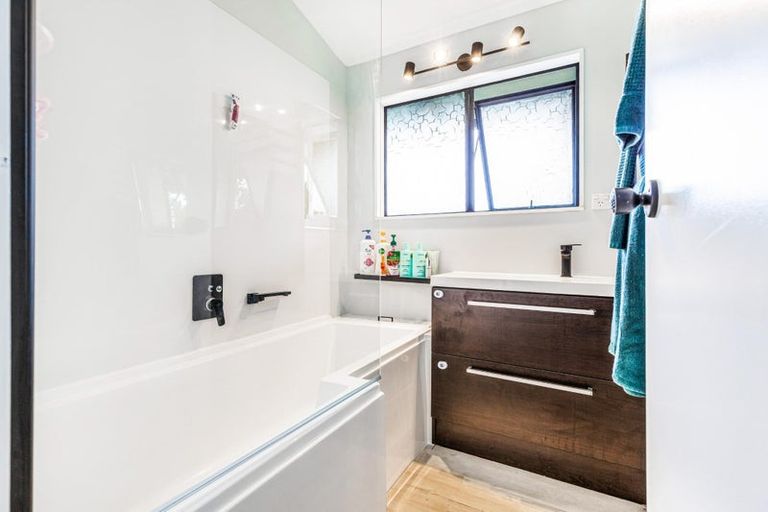 Photo of property in 2/6 Anich Road, Massey, Auckland, 0614