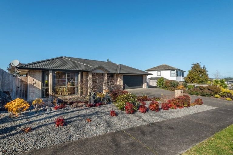 Photo of property in 17 Bundoran Way, Pinehill, Auckland, 0632