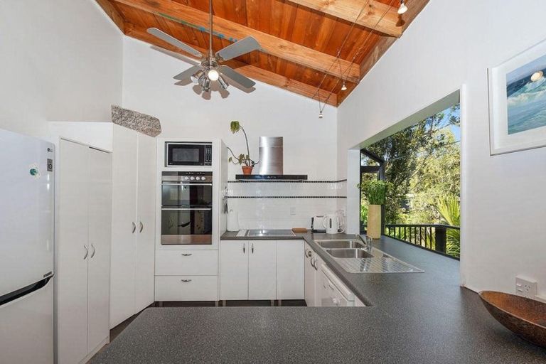 Photo of property in 24 Valley Road, Titirangi, Auckland, 0604