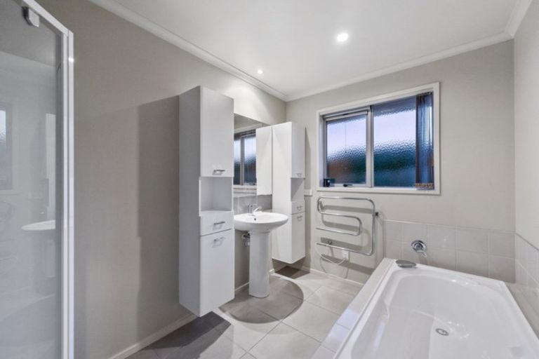 Photo of property in 80 Farnborough Drive, Grandview Heights, Hamilton, 3200