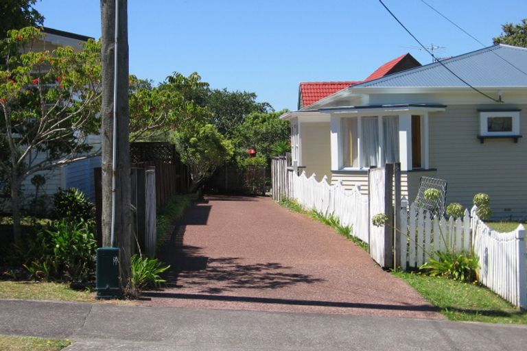 Photo of property in 1/6 Wernham Place, Northcote, Auckland, 0626