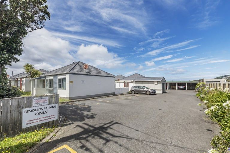 Photo of property in 2/102 Endeavour Street, Lyall Bay, Wellington, 6022
