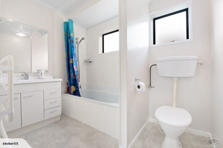 Photo of property in 2/56 Oaktree Avenue, Browns Bay, Auckland, 0630