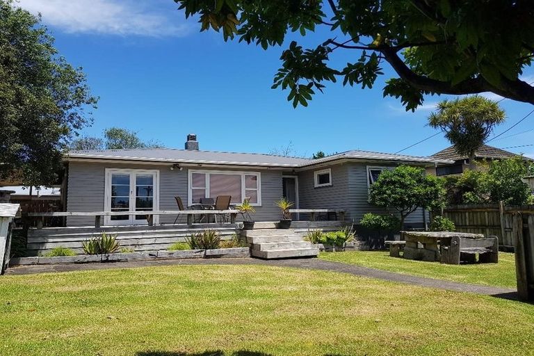 Photo of property in 37 Edmonton Road, Henderson, Auckland, 0612