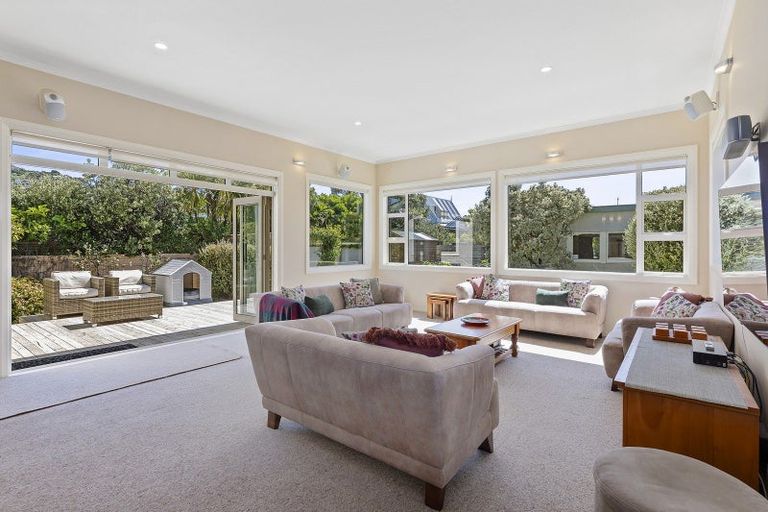 Photo of property in 98 Apu Crescent, Lyall Bay, Wellington, 6022