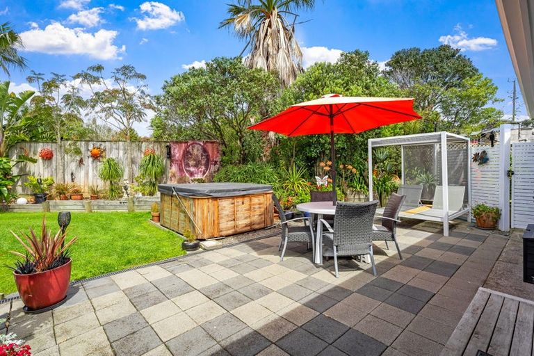 Photo of property in 1/4 Roberts Road, Matakatia, Whangaparaoa, 0930