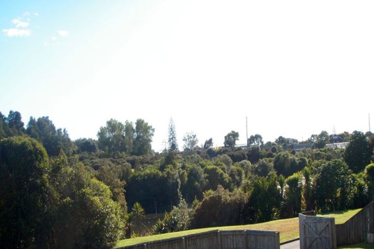 Photo of property in 1/13a Kitewao Street, Northcote, Auckland, 0627