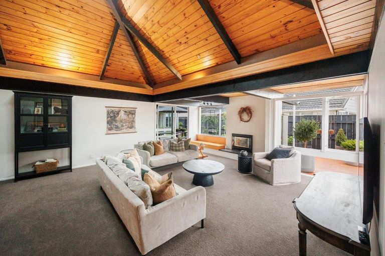 Photo of property in 11 Chilton Grove, Hokowhitu, Palmerston North, 4410
