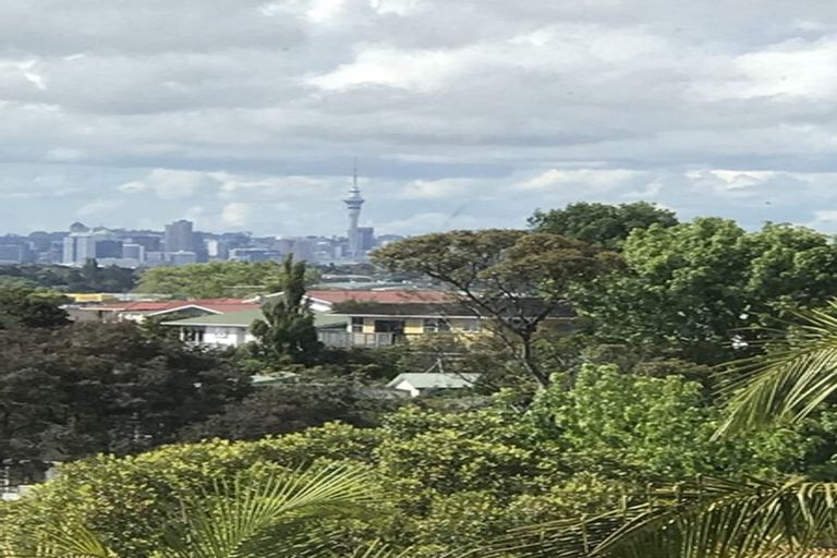 Photo of property in 37 Sequoia Place, Sunnynook, Auckland, 0620