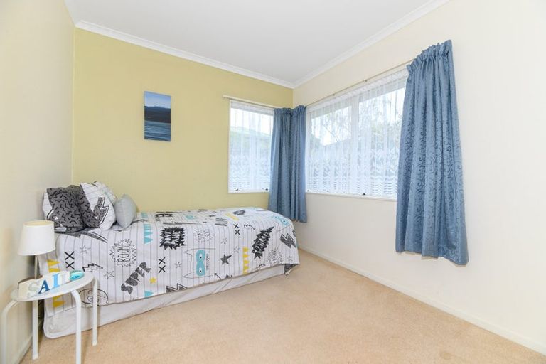Photo of property in 112 Buscomb Avenue, Henderson, Auckland, 0610