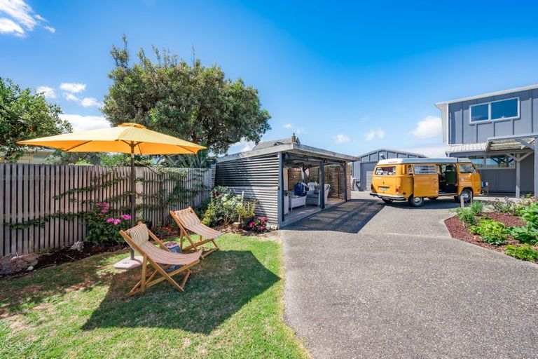 Photo of property in 14 Goldie Place, Waikanae Beach, Waikanae, 5036