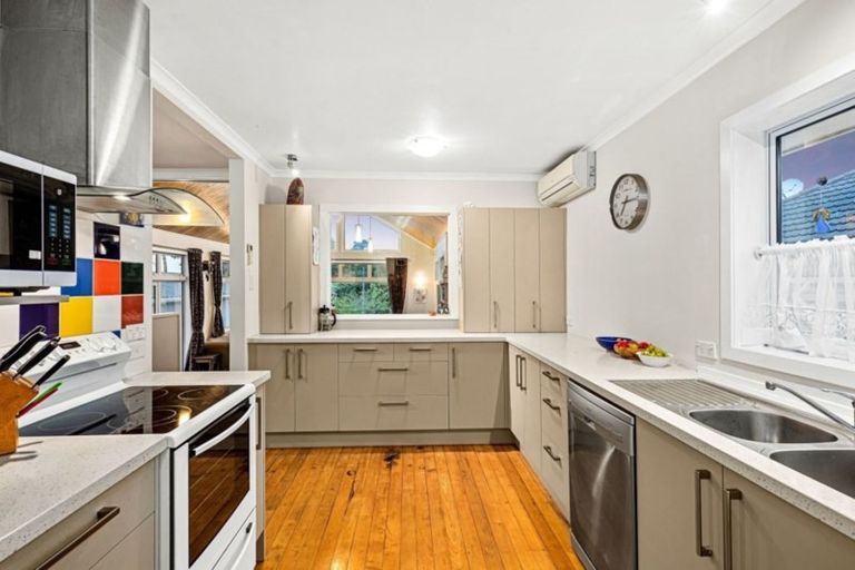 Photo of property in 16 Tiki Street, New Lynn, Auckland, 0600