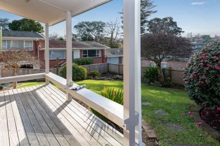 Photo of property in 2/30 Uxbridge Road, Mellons Bay, Auckland, 2014