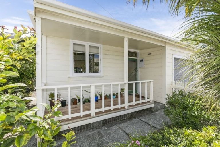 Photo of property in 30 Luxford Street, Berhampore, Wellington, 6023