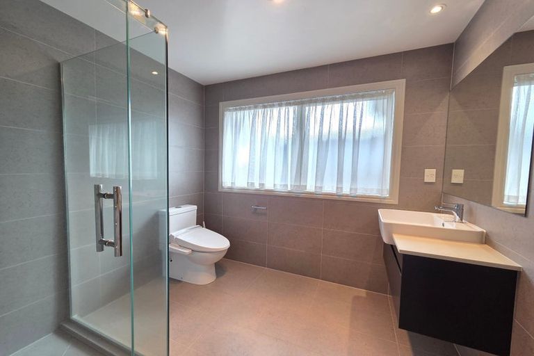 Photo of property in 6b Marina View Drive, West Harbour, Auckland, 0618