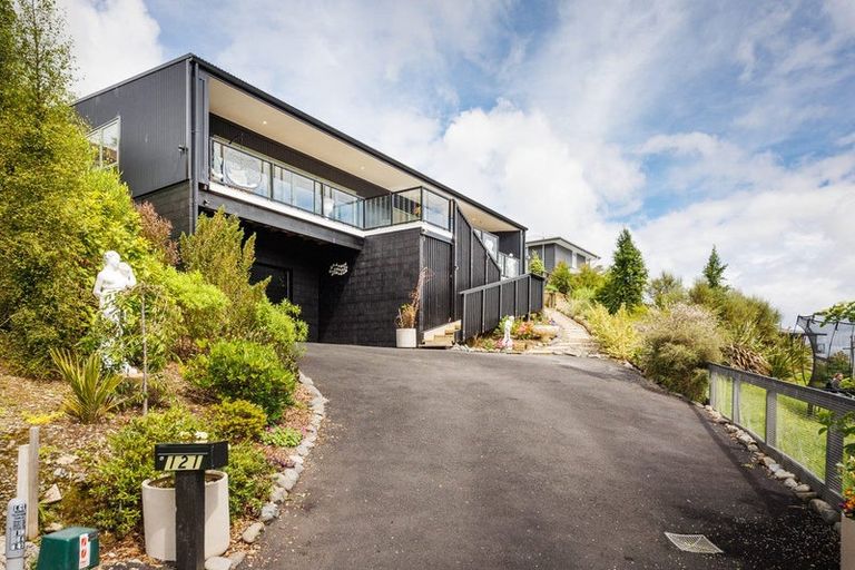 Photo of property in 121 Cashmere Drive, Fitzherbert, Palmerston North, 4410