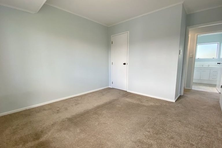 Photo of property in 2/23 Tetrarch Place, Totara Vale, Auckland, 0629