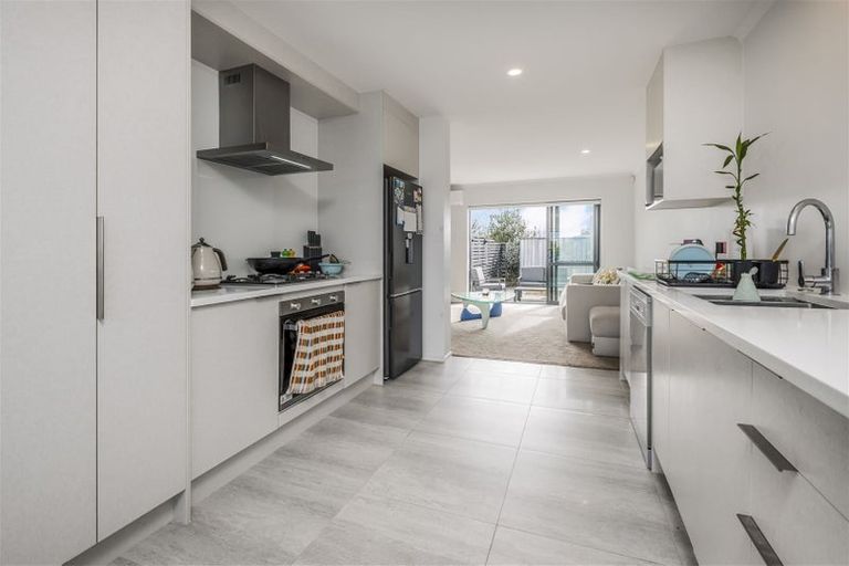 Photo of property in 28a Biplane Street, Takanini, 2112