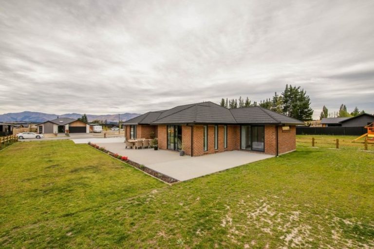Photo of property in 33 Kingfisher Crescent, Albert Town, Wanaka, 9305