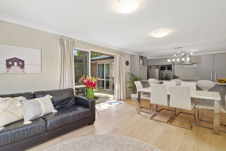 Photo of property in 39 Namsan Close, Fairview Heights, Auckland, 0632