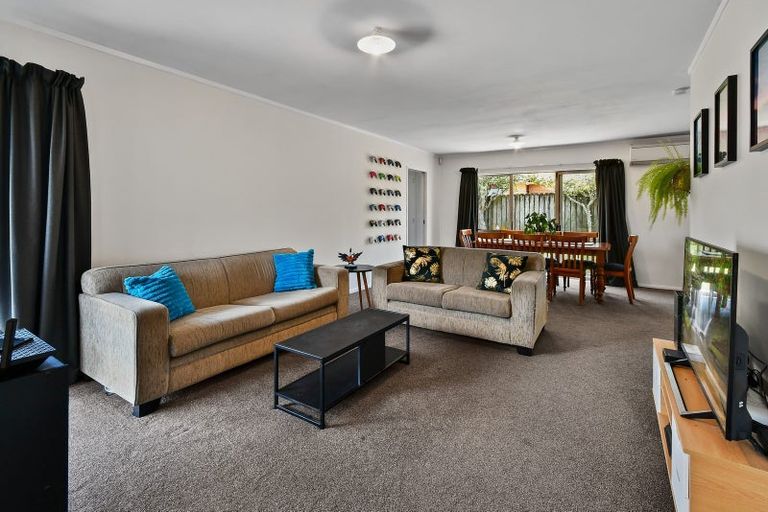 Photo of property in 21 Tonson Place, Weymouth, Auckland, 2103