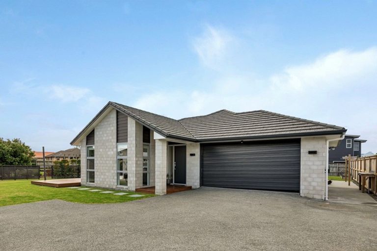 Photo of property in 10 Ngatiti Place, One Tree Point, 0118