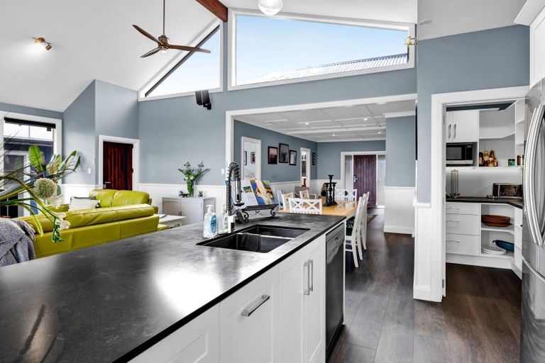 Photo of property in 16 Hector Place, Opunake, 4616