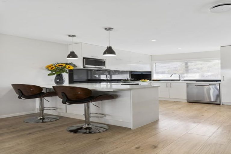 Photo of property in 2/9 Lancaster Road, Beach Haven, Auckland, 0626