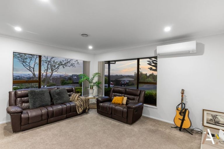 Photo of property in 4 Kingsclere Place, Goodwood Heights, Auckland, 2105