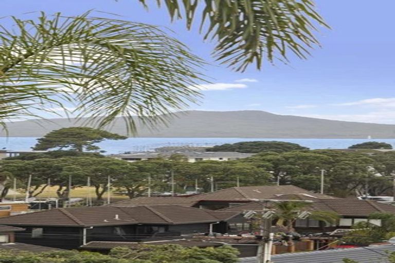 Photo of property in 2/23 Commodore Parry Road, Castor Bay, Auckland, 0620