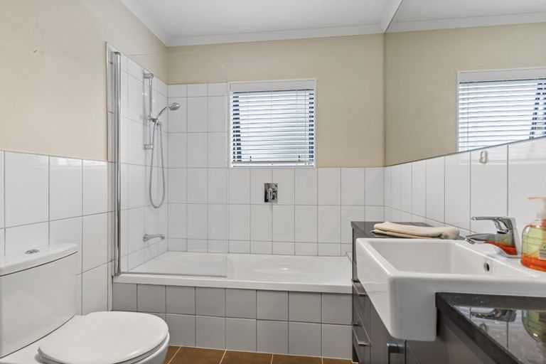 Photo of property in 28 Ina Ville Drive, Pukekohe, 2120